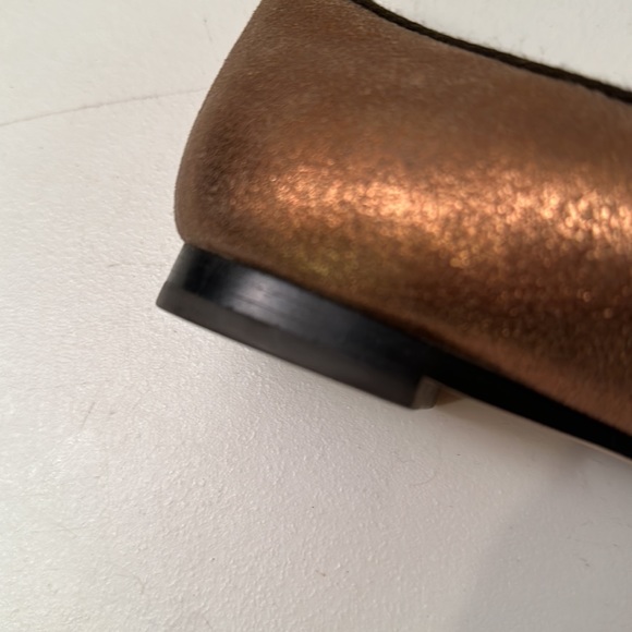 MAX STUDIO great pair of flat gold with brown bow. Extra cushion for comfort. - Picture 3 of 3